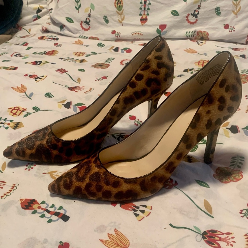 Nine West heels. Sz 10. Excellent condition. Gorgeous leopard print.